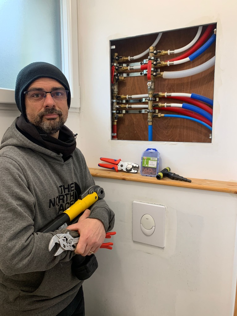 Mathieu Dulong, artisan plombier à Camors